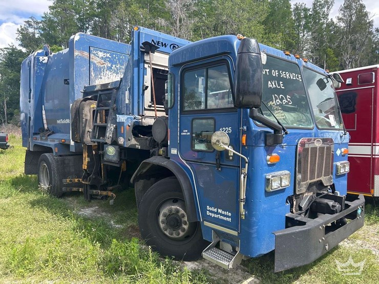 2017-peterbilt-320-image-2