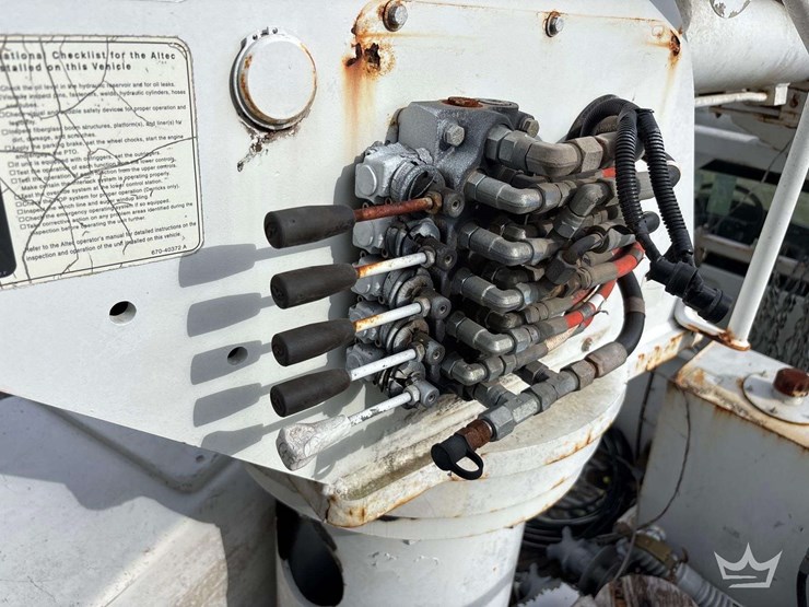 2010-freightliner-m2-106-image-13