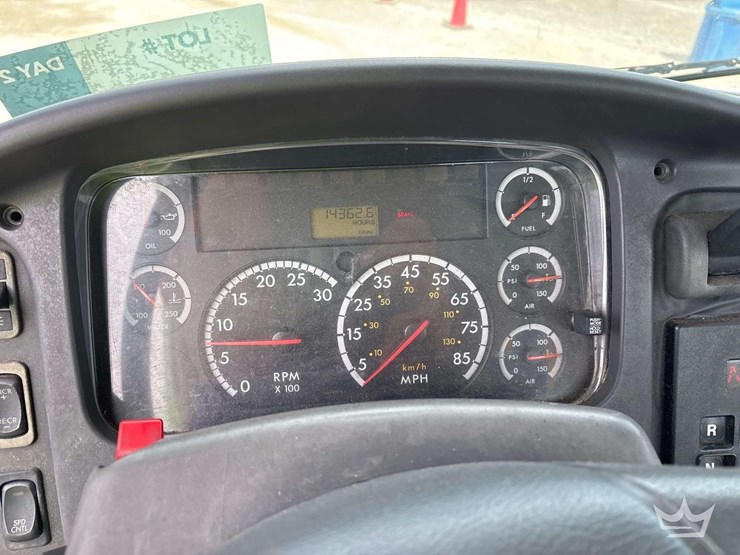 2007-freightliner-m2-106-image-30