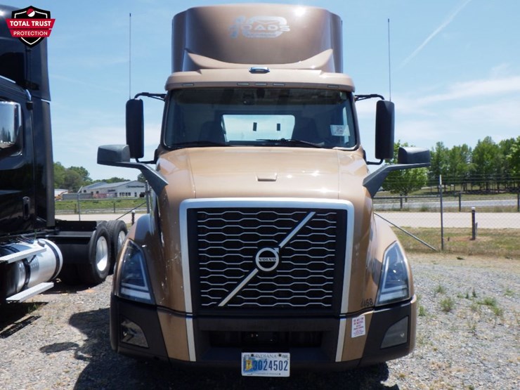2022-volvo-vnl300-image-2