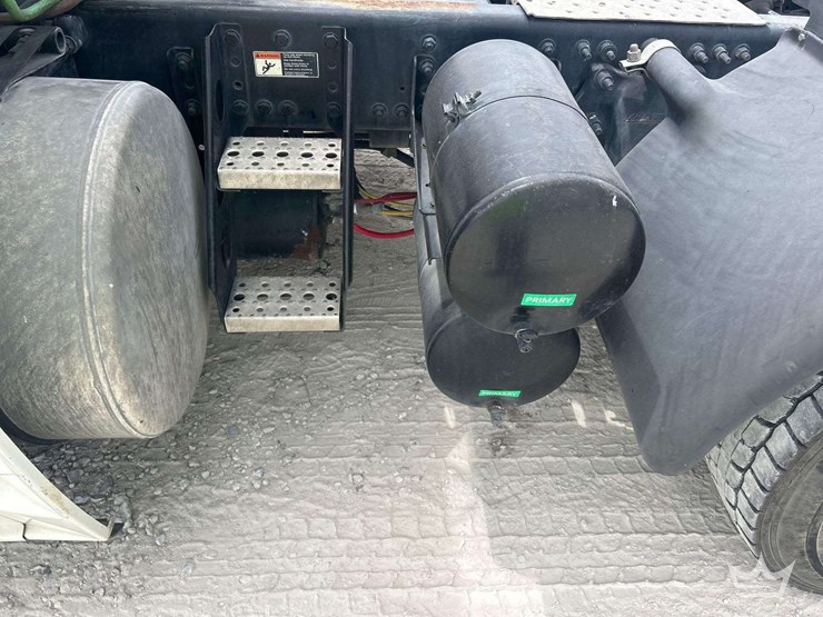 2016-freightliner-cascadia-125-image-18