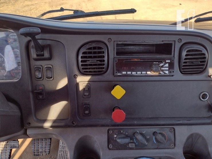 2015-freightliner-business-class-m2-106-image-10