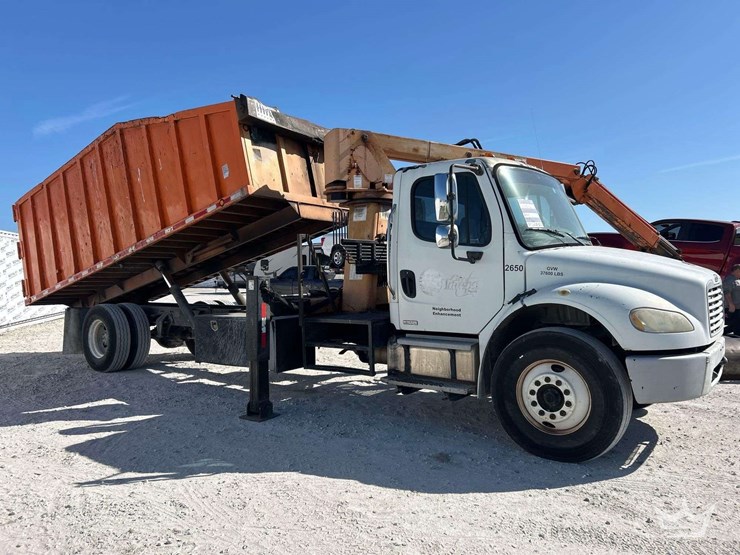 2010-freightliner-m2-106-image-2