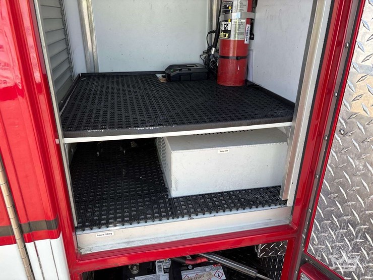 2015-freightliner-m2-106-image-35