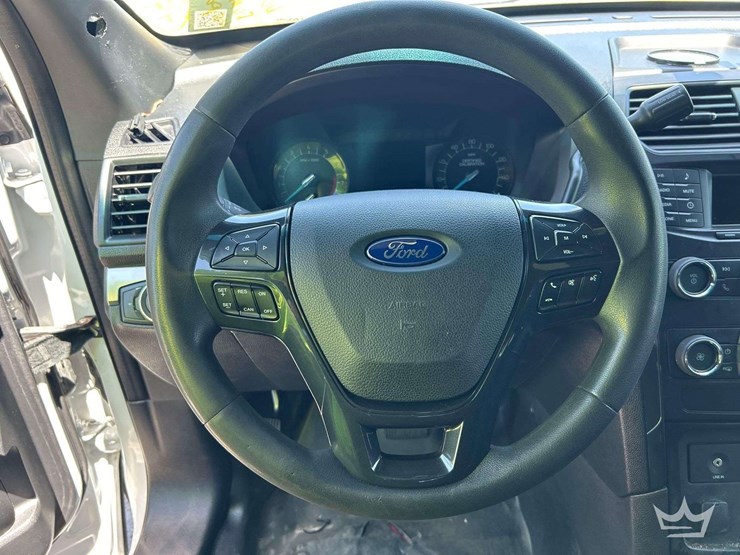 2016-ford-explorer-image-12
