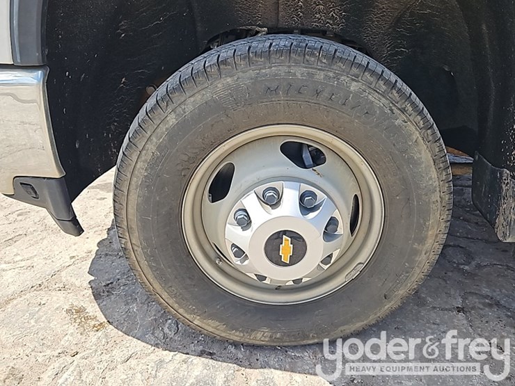 2022-chevrolet-3500hd-image-13