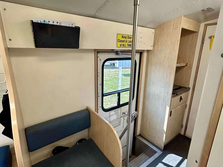 2011-thomas-saf-t-liner-image-14