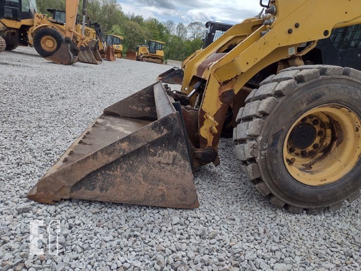 2018-caterpillar-262d-image-24