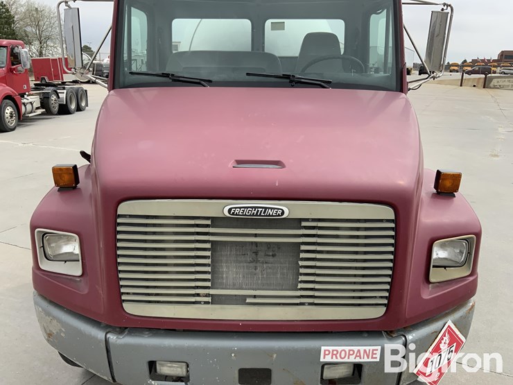 2001-freightliner-fl70-image-12