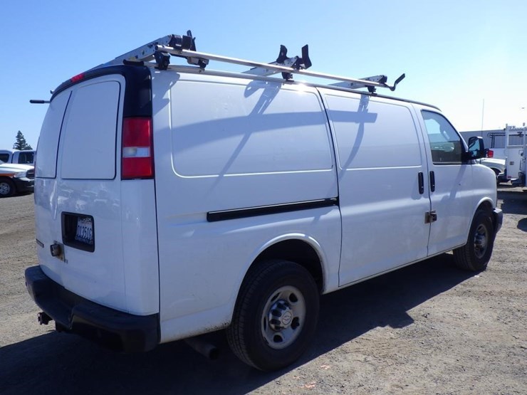 2017-chevrolet-express-2500-image-3
