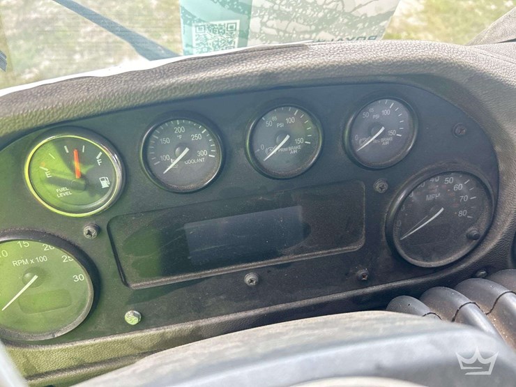 2017-peterbilt-320-image-10