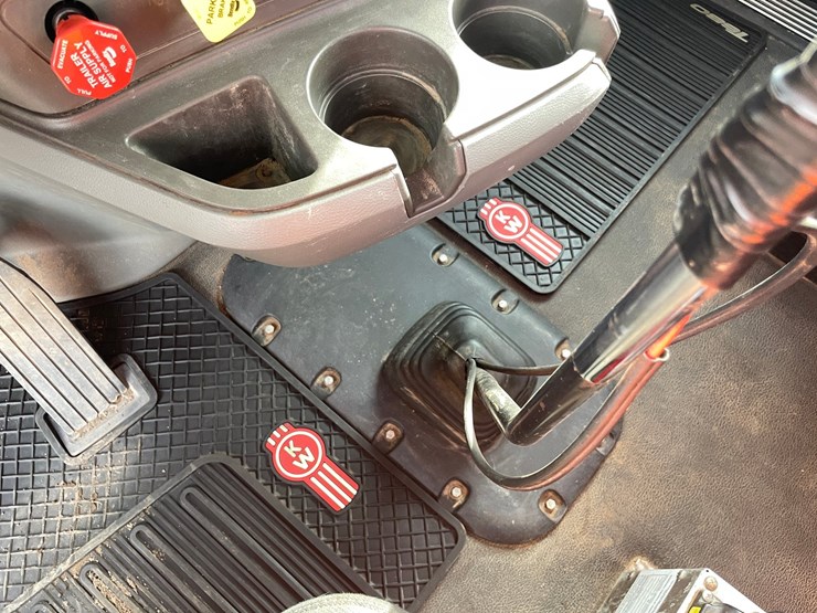 2015-kenworth-t880-image-104