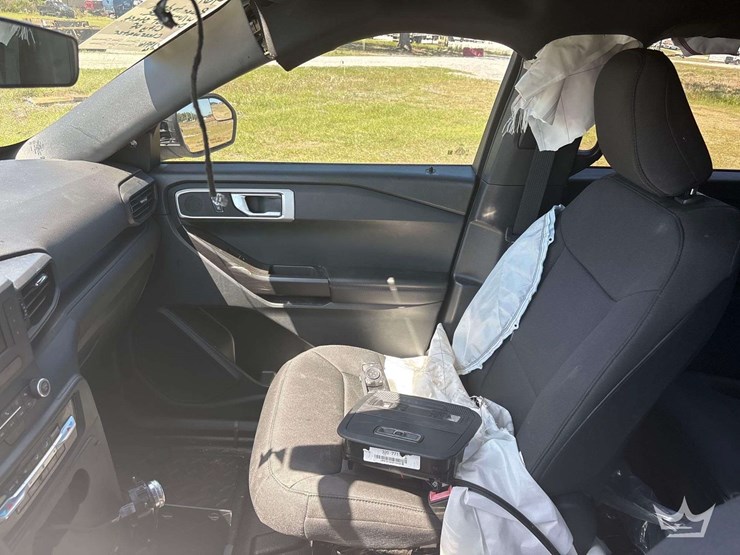 2020-ford-explorer-image-19