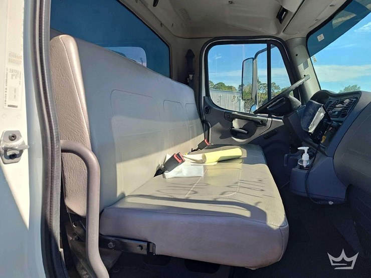 2016-freightliner-m2-106-image-26