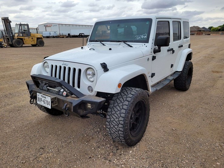 2014-jeep-wrangler-unlimited-sahara-image-1