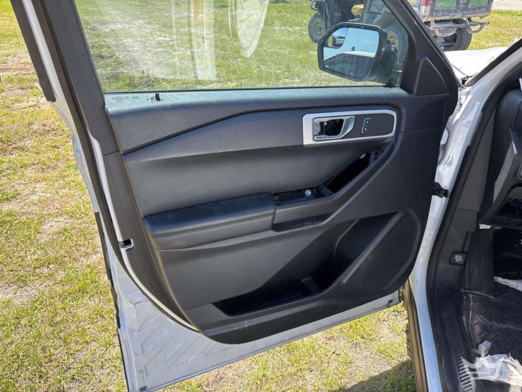 2020-ford-explorer-image-11