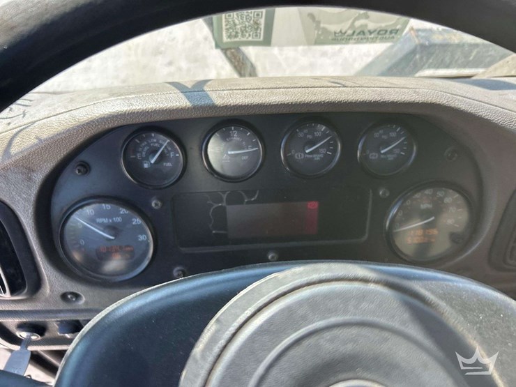 2015-peterbilt-320-image-12