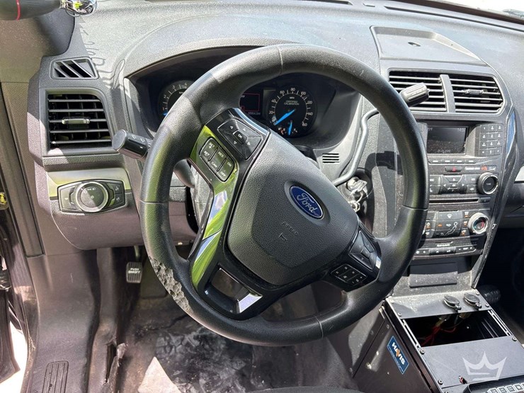 2017-ford-explorer-image-13