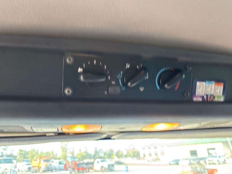 2015-freightliner-m2-106-image-26