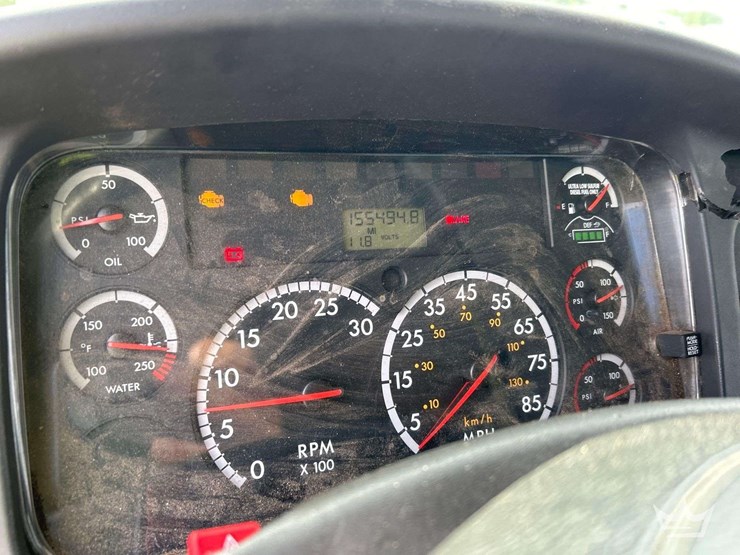 2015-freightliner-m2-106-image-13