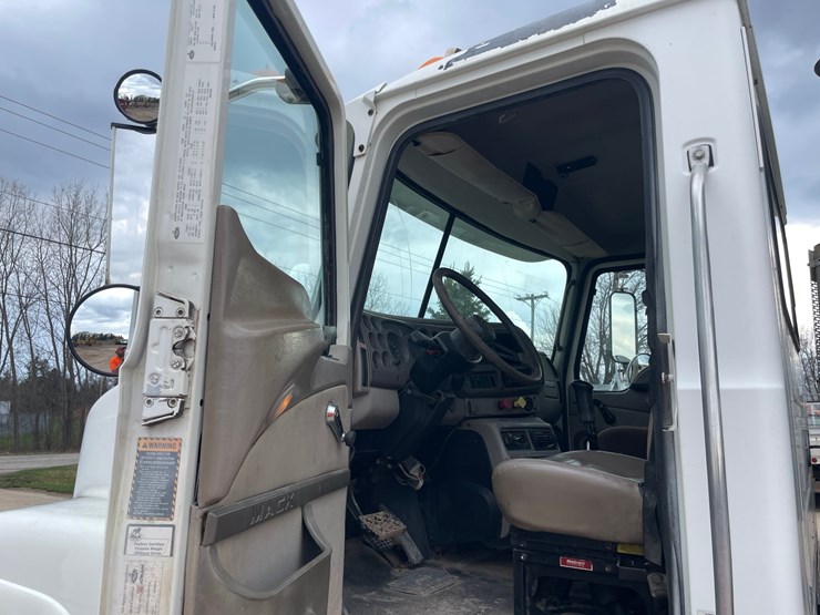 #4030-•-2005-mack-tractor-unit-18-image-76