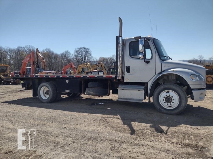 2015-freightliner-business-class-m2-106-image-2