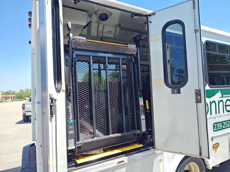 2017-ford-e450-image-10