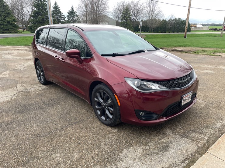 2018-chrysler-pacifica-image-3