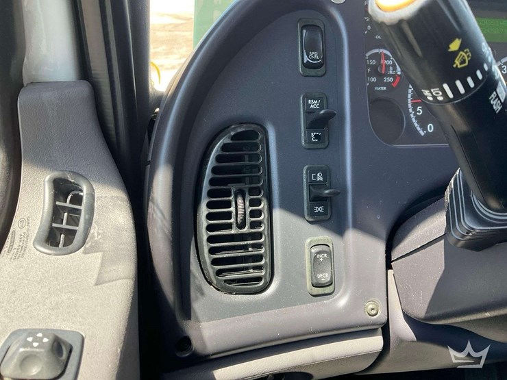 2016-freightliner-m2-106-image-18