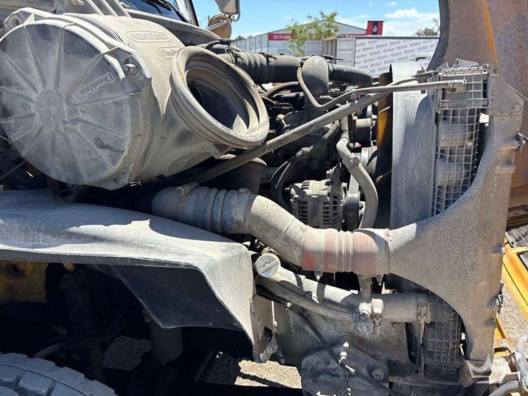 1999-freightliner-fl112-image-9