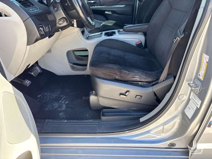 2014-dodge-grand-caravan-image-12