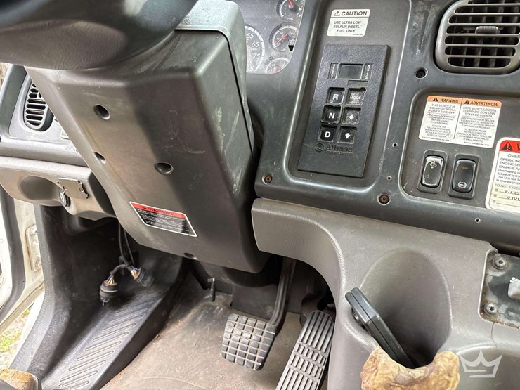 2010-freightliner-m2-106-image-40