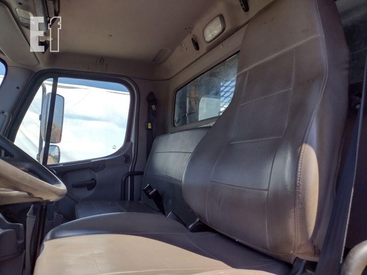 2015-freightliner-business-class-m2-106-image-11
