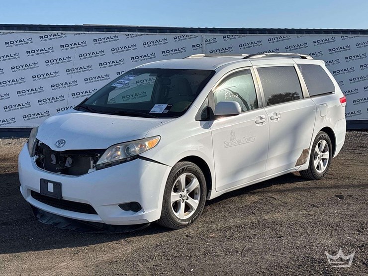 2013-toyota-sienna-image-1