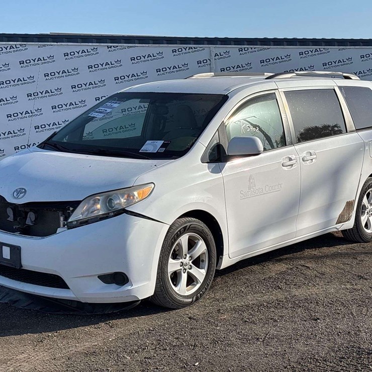 2013 TOYOTA SIENNA