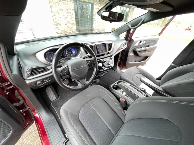 2018-chrysler-pacifica-image-44