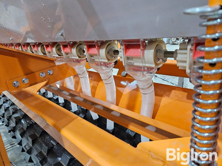2025-caterpillar-12-image-19
