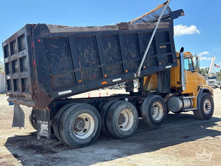 1999-freightliner-fl112-image-3