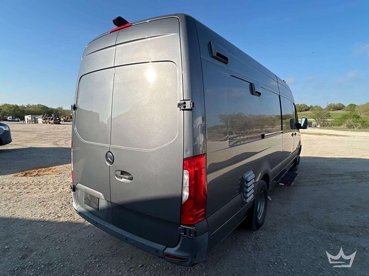 2021-mercedes-benz-sprinter-4500-image-4