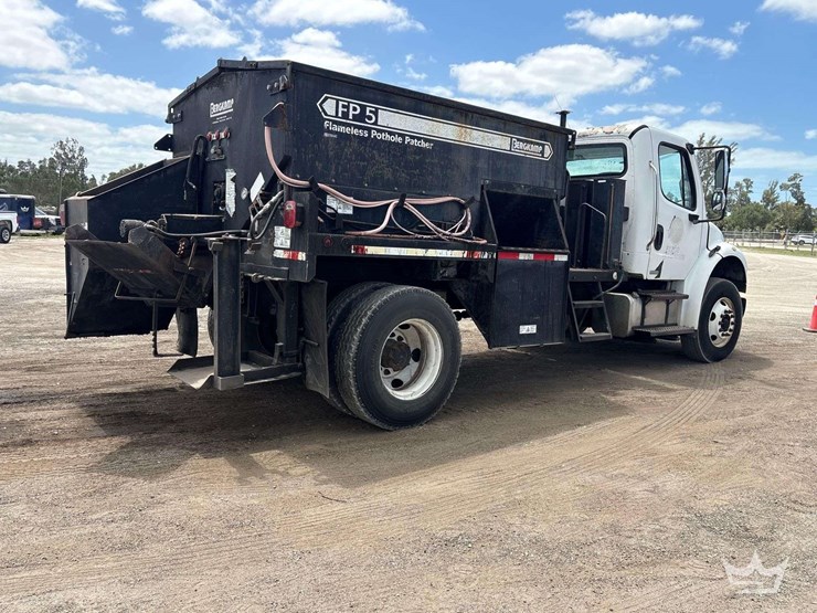 2007-freightliner-m2-106-image-3