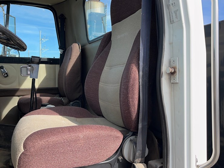 1995-volvo-truck-image-55