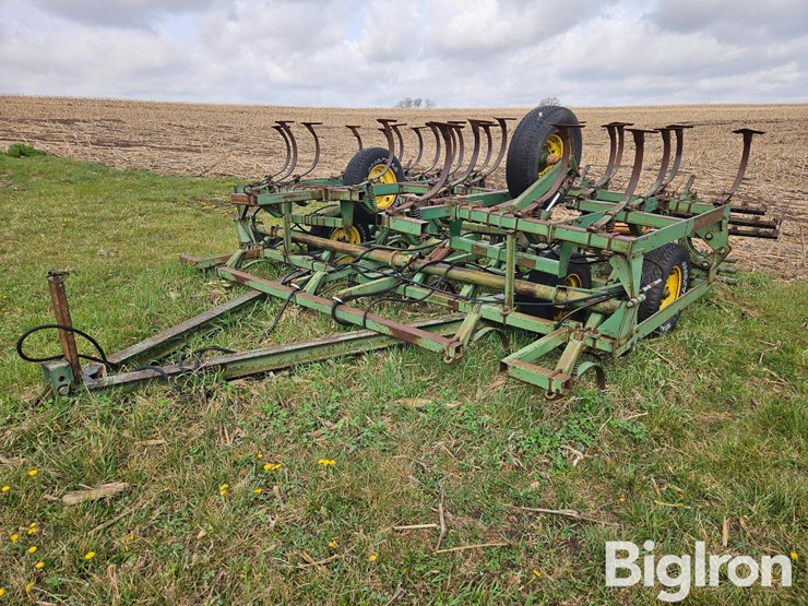 john-deere-1010-image-1