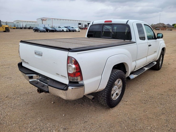 2010-toyota-tacoma-sr5-image-5