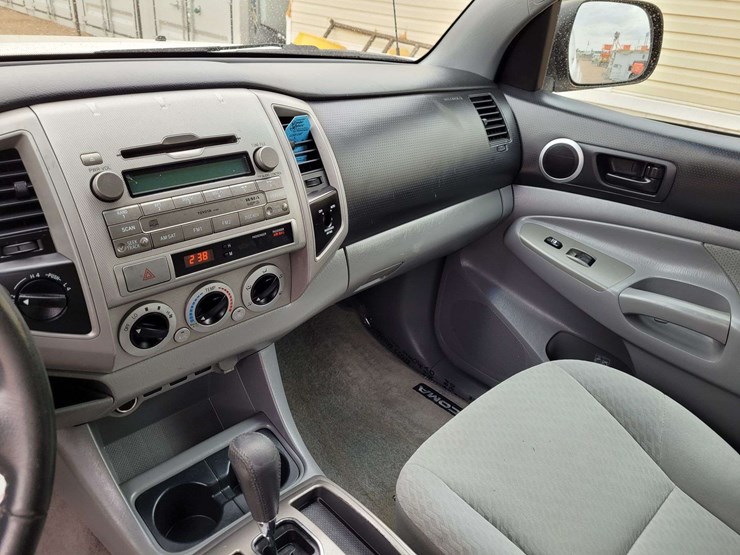 2010-toyota-tacoma-sr5-image-14