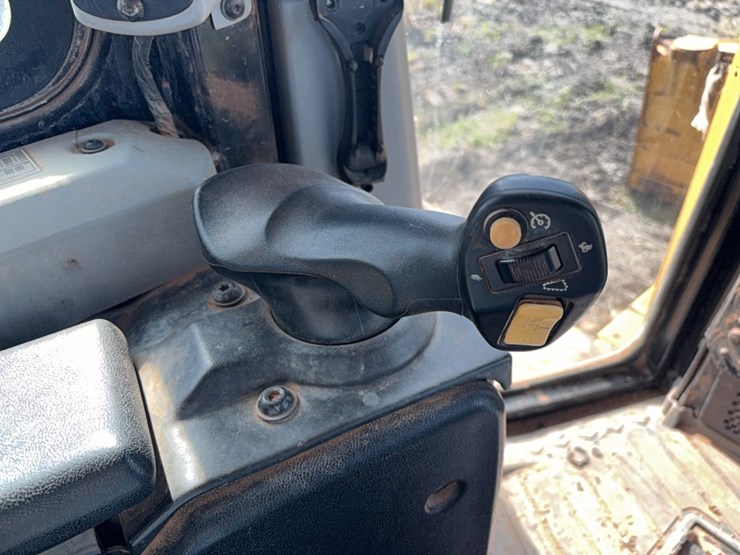 2016-caterpillar-d6t-image-19
