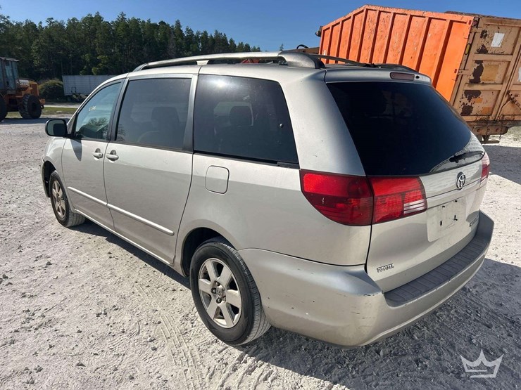 2004-toyota-sienna-image-4