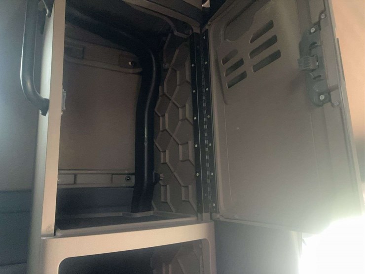 2015-freightliner-cascadia-125-image-48