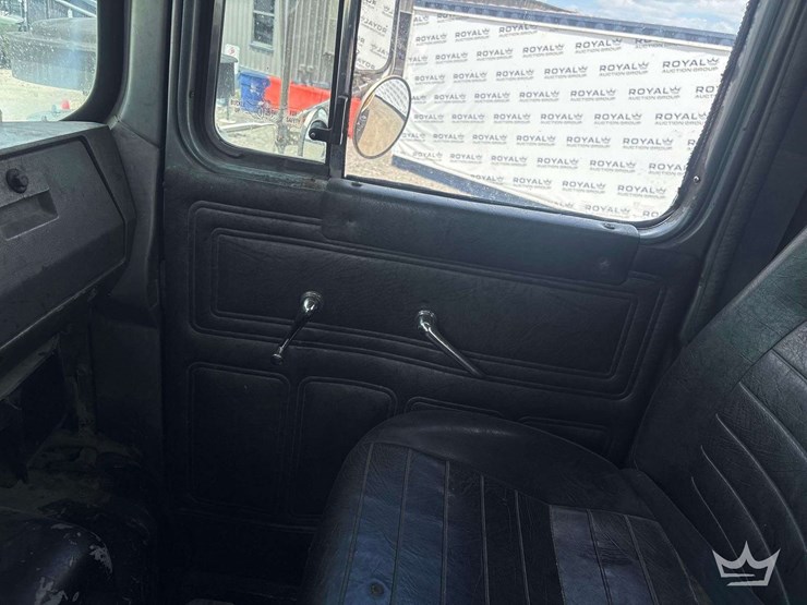 2000-mack-dm690s-image-29
