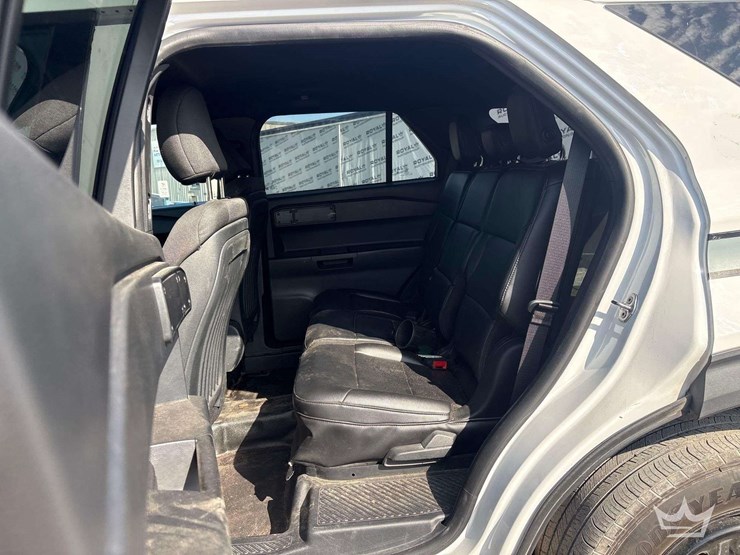 2020-ford-explorer-image-21