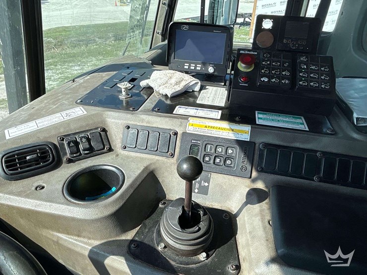 2015-peterbilt-320-image-13